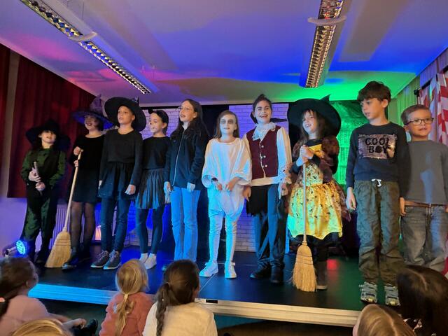 Die kleinen Künstlerinnen und Künstler: Luise Hanel, Hannah Altvater, Dorota Durisova, Pia Krisko, Ella Hanel, Neele Niefergal, Ella Marie Hinterhölzl, Marie Krisko, Noah Juschicz, Lukas Waschek | Foto: Gemeinde Petronell-Carnuntum