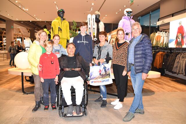 Christian und Daniela Ebner mit ihren Kindern Luca, Pia und Thomas, Birgit Gschirr und Peter Knauseder sowie Intersport-Bereichsleiterin Gabi Soyer vor dem Einkauf | Foto: Kainz