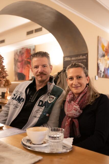 Andreas- und Judith Fasching mit Cappuccino und Chai Latte.