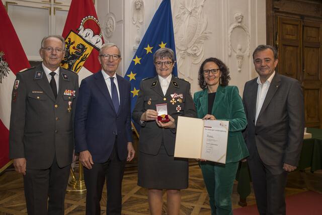 Evelin Fürthauer aus Pfarrwerfen (Pongau), RK-Präsident Werner Aufmesser, Landeshauptmann Wilfried Haslauer, Landesrätin Daniela Gutschi, Landesrat Christian Pewny. | Foto: Land Salzburg/Neumayr/Leopold