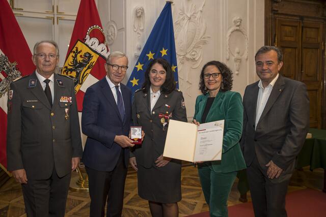 Susanne Scherer aus der Stadt Salzburg, RK-Präsident Werner Aufmesser, Landeshauptmann Wilfried Haslauer, Landesrätin Daniela Gutschi, Landesrat Christian Pewny. | Foto: Land Salzburg/Neumayr/Leopold