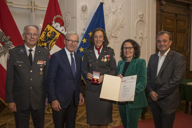 Barbara Graf aus Bruck (Pinzgau), RK-Präsident Werner Aufmesser, Landeshauptmann Wilfried Haslauer, Landesrätin Daniela Gutschi, Landesrat Christian Pewny. | Foto: Land Salzburg/Neumayr/Leopold