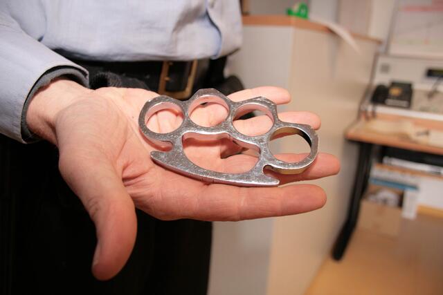 Drei Jugendliche bedrohten einen 15-Jährigen in der Donaustadt mit einem Schlagring. (Symbolbild) | Foto: ZOOM.Tirol