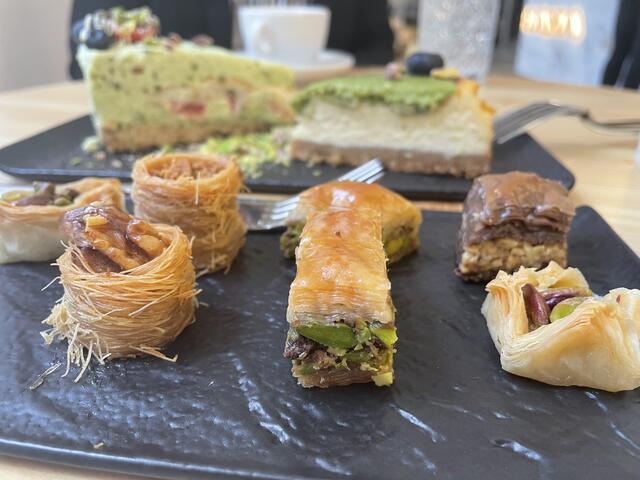 Im "Hana" gibt es unter anderem köstliche Baklava mit europäischem Touch. Dazu werden auch weitere orientalische Süßigkeiten gereicht, etwa Vogelnester oder Lokum.  | Foto: Salme Taha Ali Mohamed