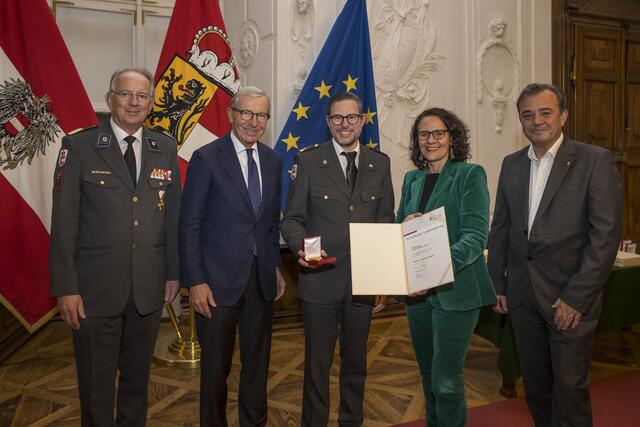 Michael Flotzinger-Schilcher aus der Stadt Salzburg, RK-Präsident Werner Aufmesser, Landeshauptmann Wilfried Haslauer, Landesrätin Daniela Gutschi, Landesrat Christian Pewny. | Foto: Land Salzburg/Neumayr/Leopold