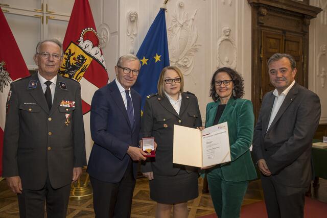 Johanna Seidl aus Abtenau (Tennengau), RK-Präsident Werner Aufmesser, Landeshauptmann Wilfried Haslauer, Landesrätin Daniela Gutschi, Landesrat Christian Pewny. | Foto: Land Salzburg/Neumayr/Leopold