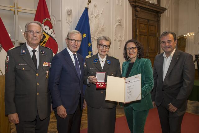 Ulrike Michl, RK-Präsident Werner Aufmesser, Landeshauptmann Wilfried Haslauer, Landesrätin Daniela Gutschi, Landesrat Christian Pewny.
 | Foto: Land Salzburg/Neumayr/Leopold