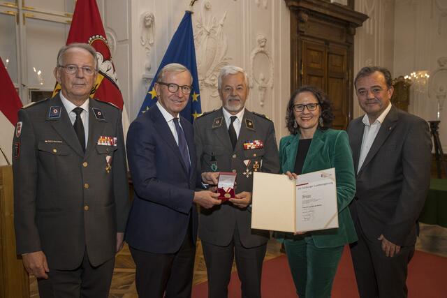Anton Voithofer aus Rauris (Pinzgau), RK-Präsident Werner Aufmesser, Landeshauptmann Wilfried Haslauer, Landesrätin Daniela Gutschi, Landesrat Christian Pewny. | Foto: Land Salzburg/Neumayr/Leopold