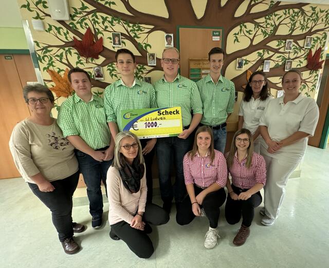 von links nach rechts stehend: Anita Winter, Maximilian Zecha, Christian Bauer-Eder, Dominik Appeltauer, Rene Hartl, Sylvia Friedl und Verena Böhm (stehend) mit Elisabeth Schmid, Sophie Gföller und Verena Klinger (vorne, jeweils v.l.) | Foto: LJ Ludweis