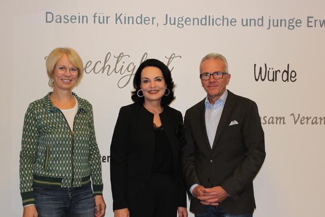 Andrea Brunhofer (links) von den Frühen Hilfen im Diakonie Zentrum Spattstraße freut sich über die Spende, die von Hannes Lehner und seiner Gattin Christa Lehner-Hochreiter überreicht wurde. | Foto: Diakonie Zentrum Spattstraße