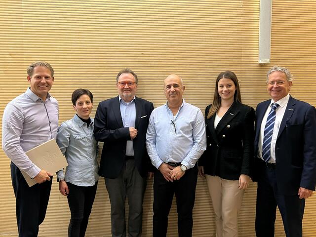 Am Bild v.l.n.r.: Gesundheitsreferent Gemeinde Krumpendorf Dr. Markus Steindl, Seeapotheke Krumpendorf Mag. Simone Gräfling-Posch und Leiter Mag. Paul Hauser, Referent Dr. Gjergji Langore, Firma Genericon Catarina Priemayr, MSc. und Dr. Andreas Perktold. | Foto: Steindl