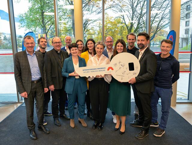 v.l.n.r.: Bürgermeister Georg Willi, Roland Schweiger, Bischof Hermann Glettler, Jörg Schneider, Elisabeth Rathgeb, Sonja Januschke und Jennifer Salzmann (Alpenländische), Hausleiterin Petra Knoflach, Landesrat Mario Gerber, Cornelia Springer, Michael Smoly, GF Alexander Zlotek und Florian Lamprecht | Foto: Alpenländische/Florian Scherl