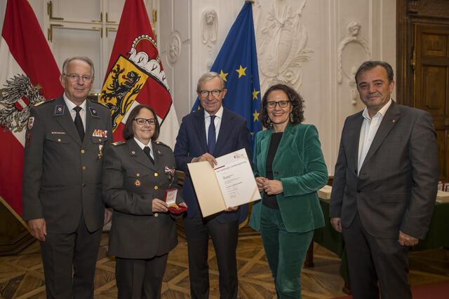 Claudia Fischer aus Hallein (Tennengau), RK-Präsident Werner Aufmesser, Landeshauptmann Wilfried Haslauer, Landesrätin Daniela Gutschi, Landesrat Christian Pewny.
 | Foto: Land Salzburg/Neumayr/Leopold
