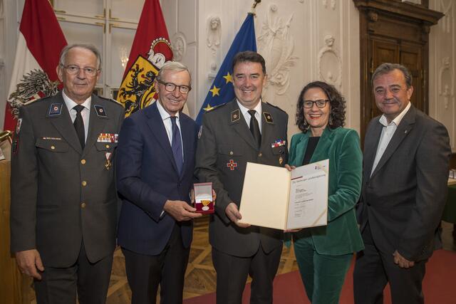 Martin Huber aus der Stadt Salzburg, RK-Präsident Werner Aufmesser, Landeshauptmann Wilfried Haslauer, Landesrätin Daniela Gutschi, Landesrat Christian Pewny. | Foto: Land Salzburg/Neumayr/Leopold