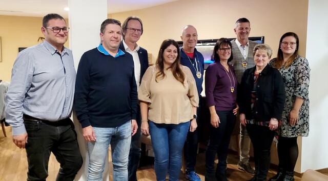 v.l.: Bernhard Lattner, Martin Straßl, Bürgermeister Dieter Lang, Ekaterina Starzengruber, Klaus Aigner, Astrid Schöftner, Christian Steiner, Heidi Kloimstein und Vanessa Samhaber bei der Jahreshauptversammlung der Narrengilde Gallspach. | Foto: Erni Aigner