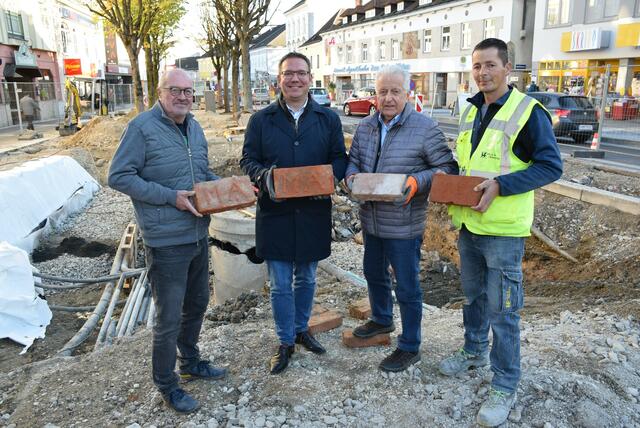 v.l.: Bauleiter Thomas Stix (Firma Held &amp; Francke), Bürgermeister Christian Haberhauer, ehemaliger Stadtarchivar Josef Plaimer, Horst Schreyer (Firma Held &amp; Francke) – mit den gefundenen Ziegeln. | Foto: Stadt Amstetten