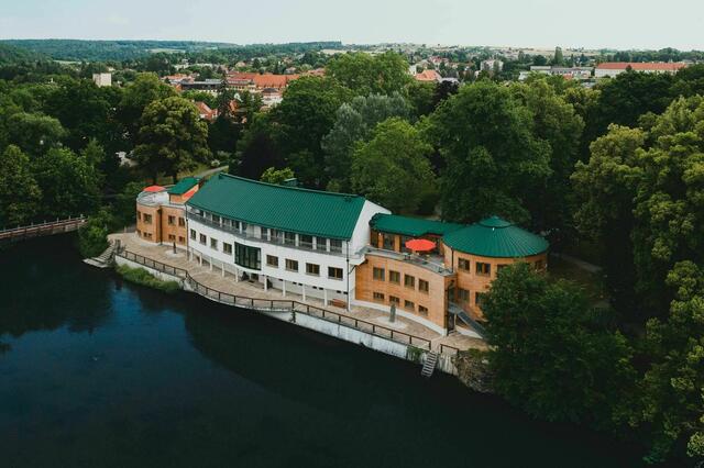 Das ehemalige China-Zentrum, um das die Rehabilitation erst 2019 erweitert wurde, mit la pura im Hintergrund. | Foto: PSZW