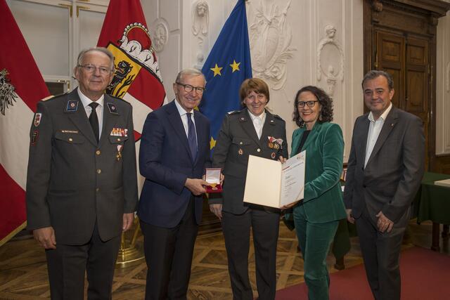 Melanie Möschl aus Saalfelden (Pinzgau), RK-Präsident Werner Aufmesser, Landeshauptmann Wilfried Haslauer, Landesrätin Daniela Gutschi, Landesrat Christian Pewny. | Foto: Land Salzburg/Neumayr/Leopold