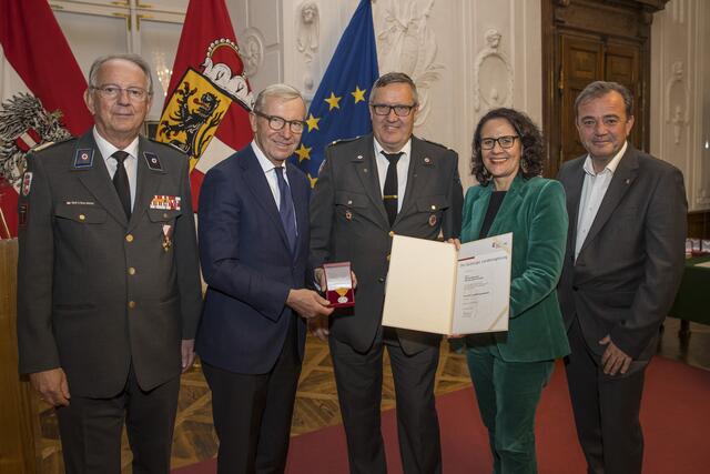 Hermann Josef Pernecker aus Mittersill (Pinzgau), RK-Präsident Werner Aufmesser, Landeshauptmann Wilfried Haslauer, Landesrätin Daniela Gutschi, Landesrat Christian Pewny | Foto: Land Salzburg/Neumayr/Leopold