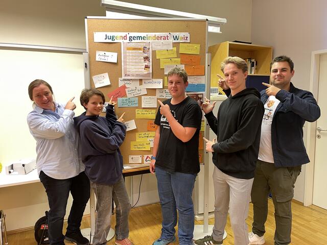 Vier mal jährlich trifft sich der Jugendgemeinderat im Jugendhaus Weiz "area52". Hier mit Margit Ferstl, Leona Zirm, Felix Lehofer, Leonard Reisner und Julian Macher. | Foto: Regionalmedien Steiermark/Vorraber