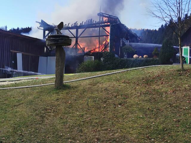 Das brennende Wirtschaftsgebäude | Foto: Georg Bachhiesl
