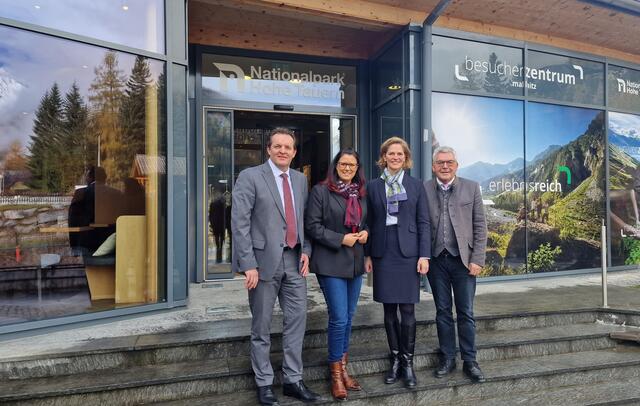 Die politischen Entscheidungsträger:innen stellten am Freitag den 10. November in Mallnitz die Weichen für 2024: v.l. LR Renè Zumtobel, LRin und Ratsvorsitzende Sara Schaar, Bundesvertreterin Mag.a Valerie Zacherl-Draxler (in Vertretung von Klimaschutzministerin Leonore Gewessler BA) und LR Josef Schwaiger.  | Foto: NPHT Bugelnig
