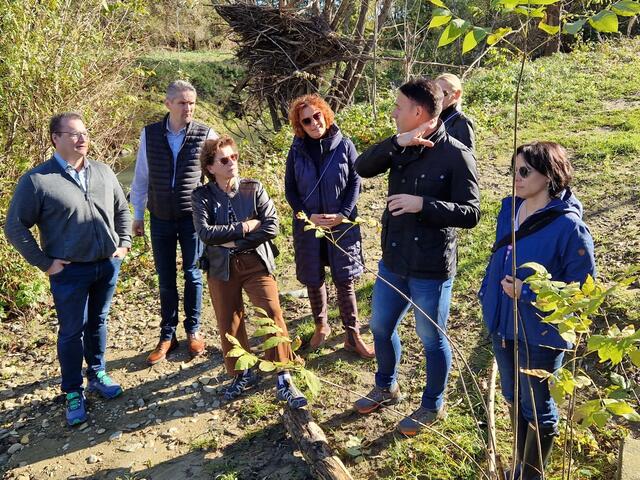 Begehung des Naturschutzgebiets Hohenbrugg-Schiefer u.a. mit Baubezirksleiter Markus Pongratz (2.v.r.), der Ursula Lackner (3.v.l.) den Raum entlang der Raab näher brachte.  | Foto: Alois Hirschmann