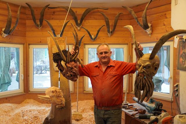 Hermann Prommegger mit seinen Werken. | Foto: Philipp Scheiber