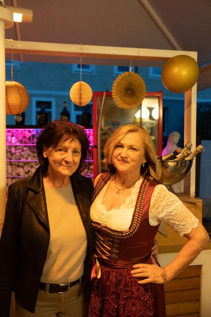 Bürgermeisterin Irene Gölles und Anica Puchegger vor der Bar.