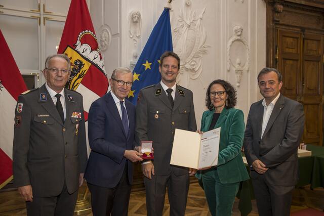 Alexander Hlebayna aus St. Johann im Pongau, RK-Präsident Werner Aufmesser, Landeshauptmann Wilfried Haslauer, Landesrätin Daniela Gutschi, Landesrat Christian Pewny. | Foto: Land Salzburg/Neumayr/Leopold