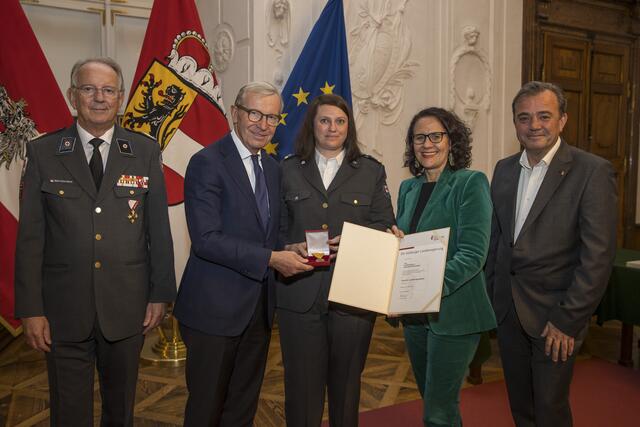 Alexandra Wilhelmstätter aus Rauris (Pinzgau), RK-Präsident Werner Aufmesser, Landeshauptmann Wilfried Haslauer, Landesrätin Daniela Gutschi, Landesrat Christian Pewny. | Foto: Land Salzburg/Neumayr/Leopold