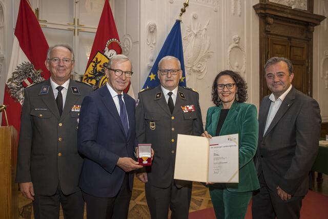 Werner Meissl aus Wals-Siezenheim (Flachgau), RK-Präsident Werner Aufmesser, Landeshauptmann Wilfried Haslauer, Landesrätin Daniela Gutschi, Landesrat Christian Pewny. | Foto: Land Salzburg/Neumayr/Leopold