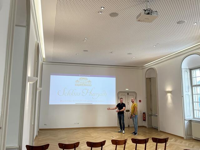 Jürgen Tiefnig, der Leiter der Abteilung für Liegenschaftsverwaltung, und sein Mitarbeiter Darmin Buljubasic präsentieren die neue Technik des Grillparzersaals. | Foto: Marktgemeinde Maria Enzersdorf