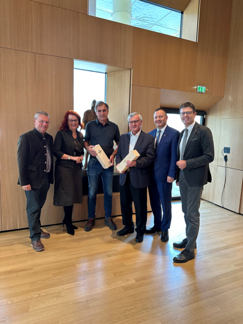 Die Bürgermeister von Gerlosberg, Josef Kerschdorfer und Rohrberg, Johann Schreyer, wurden geehrt.  | Foto: Land Tirol