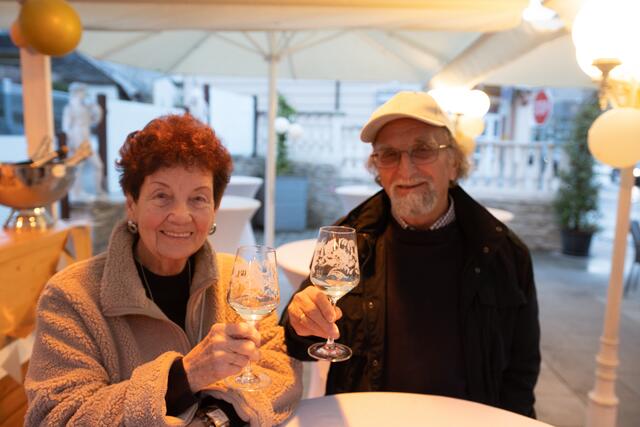 Sissi- und Helmut Grobner stießen mit einem kühlen Sekt an.