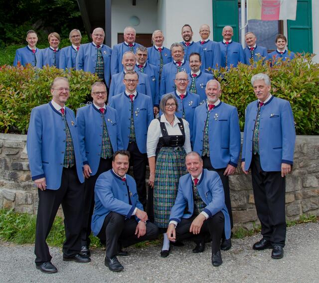 Voller Freude und Begeisterung bereiten sich die Sängerrunde St. Michael mit ihrer Chorleiterin Karin Pettauer auf das Konzert am 08. Dezember 2023 vor!