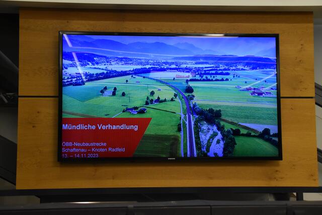 Im Kufsteiner Stadtsaal wurde nun rund um die ÖBB-Neubaustrecke bei Schaftenau - Knoten Radfeld mündlich verhandelt.  | Foto: Barbara Fluckinger