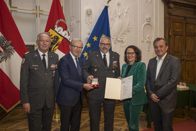 Gerald Herbst aus Straßwalchen (Flachgau), RK-Präsident Werner Aufmesser, Landeshauptmann Wilfried Haslauer, Landesrätin Daniela Gutschi, Landesrat Christian Pewny.
 | Foto: Land Salzburg/Neumayr/Leopold
