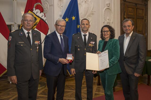 Jürgen Möschl aus Saalfelden (Pinzgau), RK-Präsident Werner Aufmesser, Landeshauptmann Wilfried Haslauer, Landesrätin Daniela Gutschi, Landesrat Christian Pewny. | Foto: Land Salzburg/Neumayr/Leopold