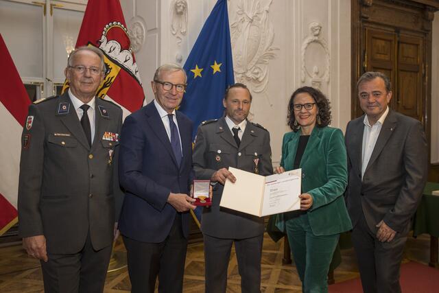 Albert Oblasser aus Taxenbach (Pinzgau), RK-Präsident Werner Aufmesser, Landeshauptmann Wilfried Haslauer, Landesrätin Daniela Gutschi, Landesrat Christian Pewny. | Foto: Land Salzburg/Neumayr/Leopold
