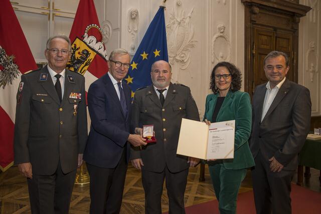 Herbert Schöndorfer aus Thalgau (Flachgau), RK-Präsident Werner Aufmesser, Landeshauptmann Wilfried Haslauer, Landesrätin Daniela Gutschi, Landesrat Christian Pewny. | Foto: Land Salzburg/Neumayr/Leopold