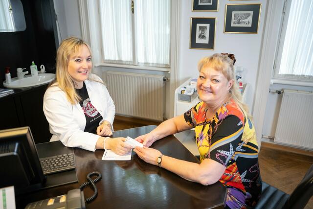 Dr. Patricia Convalexius (l.) und Frau S.  | Foto: Rene Brunhölzl