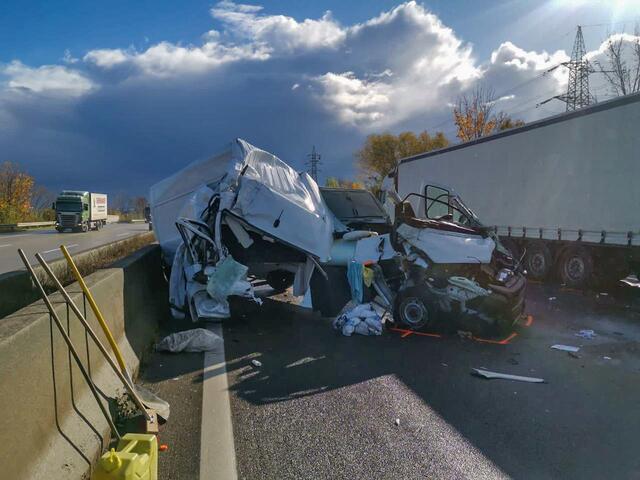 Der Kleintransporter wurde regelrecht auseinandergerissen. | Foto: fotokerschi.at/FF Rohrbach bei St. Florian