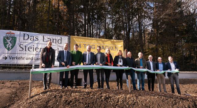 Zahlreiche Gäste, an der Spitze LHStv. Anton Lang, bei der feierlichen Wiederöffnung der L 401 zwischen Bierbaum und Fürstenfeld. | Foto: Land Steiermark/Resch