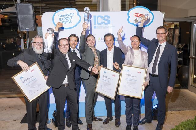 Das sind die Sieger: Gernot Pagger (IV), Lara Tynnauer, Martin Ringbauer (Redwell), Karl Hartleb (ICS), Christian Stadler (Redwell), Mark Bartelmuss (IBS Austria), Manfred Kainz (Außenhandel), Rudolf Ruck (IBS Austria), Jürgen Roth (ICS-Aufsichtsratsvorsitzender), Marc Kaddoura (IBS Austria), Stefan Düss und Theresa Wutz (eee). | Foto: ICS/Foto Fischer