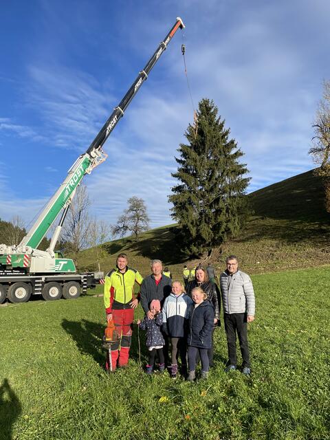 Gemeindebediensteter und "Baumfäller" Wolfgang Großbichler, die ehmaligen Baum-Besitzer Andreas, Claudia, Annalena, Johanna und Valentina Peirleitner und Ortschef Josef Forster.