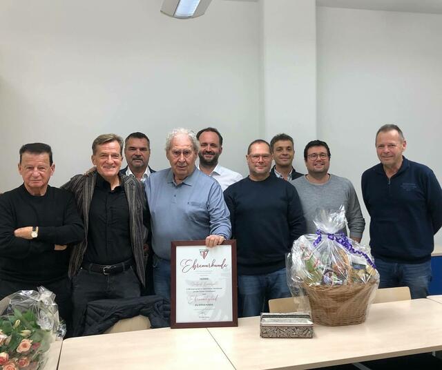 Über 30 Jahre war Gerhard Rauschgatt (Mitte) ehrenamtlich beim Tiroler Fußballverband tätig. | Foto: TFV