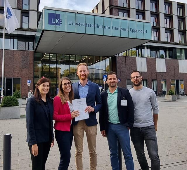 Große Freude über die Zertifizierung beim ERAS Kernteam: Diätologin Daniela Luger, ERAS-Nurse Daniela Rappold, Chirurg Dr. Florian Primavesi; Leiter der Chirurgie am SK Vöcklabruck und SK Gmunden Dr. Stefan Stättner; Physiotherapeut Michael Schausberger | Foto: OÖG