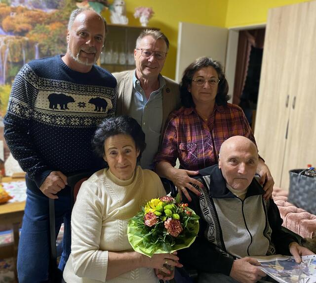 HAUSKIRCHEN. Stefanie und Walter Böck feierten ihren 60-igsten Hochzeitstag. Neben Sohn Robert  und Tochter Elisabeth gratulierte auch Bürgermeister
Helmut Arzt herzlichst. | Foto: Helmut Arzt