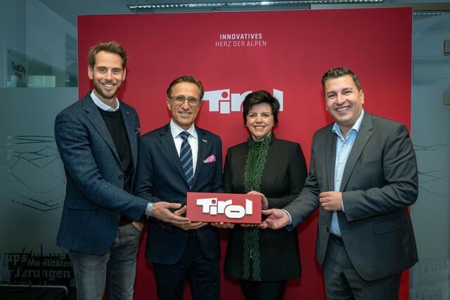 (v.l.): Matthias Pöschl (GF der Agrarmarketing Tirol), Josef Margreiter (Vorsitzender der Geschäftsleitung der Lebensraum Tirol Gruppe), Karin Seiler (GF der Tirol Werbung) und Marcus Hofer (GF der Standortagentur Tirol) stellen die Geschäftsleitung der Lebensraum Tirol Gruppe dar. | Foto: © Standortagentur Tirol